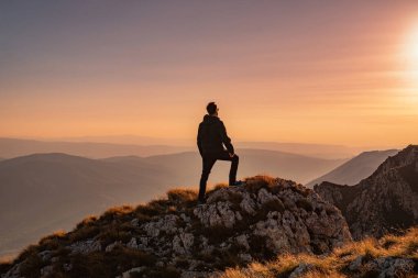 Kepuasan yang Datang dari Mengurangi Beban